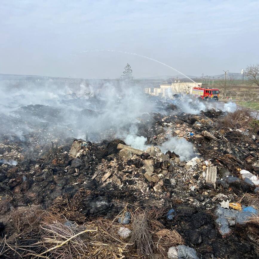 Incendiu major de deseuri  Interventie maraton a pompierilor militari | imaginea 1