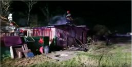 Incendiu stins de pompieri  barbat salvat de vecini | imaginea 1