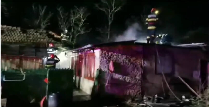 Incendiu stins de pompieri  barbat salvat de vecini | imaginea 2