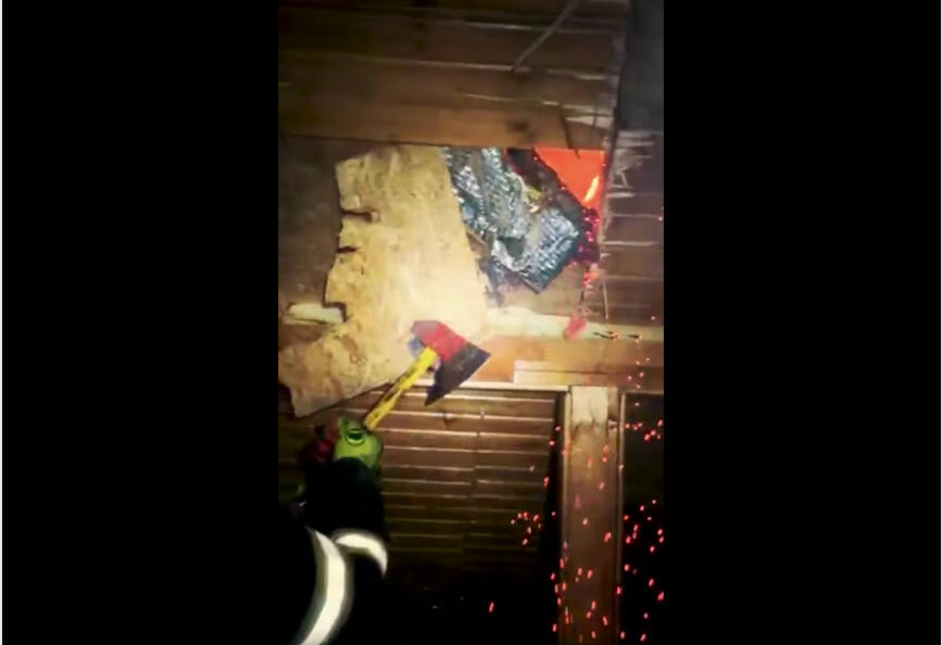 Incendiu violent  Casa distrusa de un scurtcircuit | imaginea 1