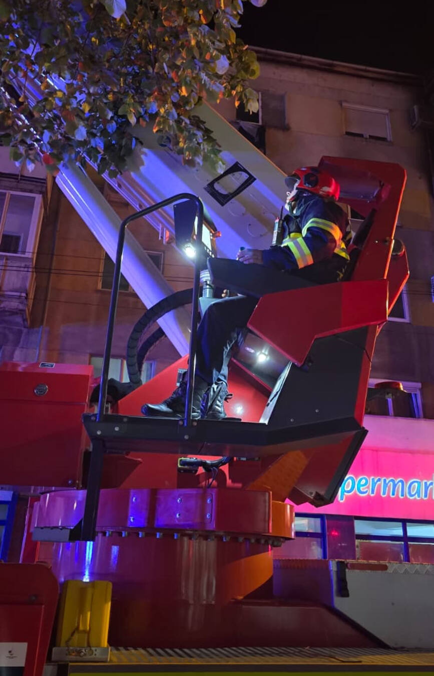 Incendiu violent  Persoane salvate de la inaltime din flacari | imaginea 1