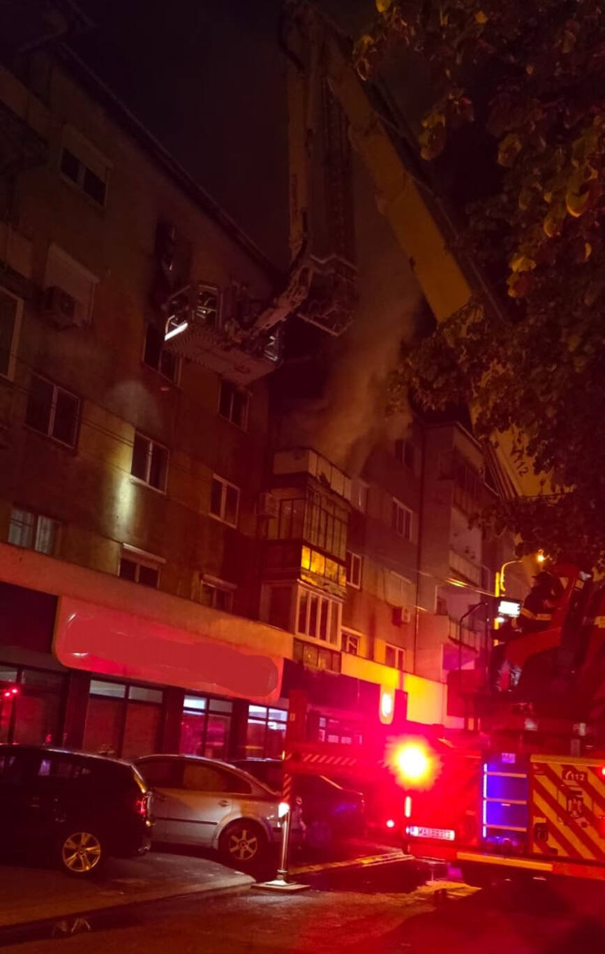 Incendiu violent  Persoane salvate de la inaltime din flacari | imaginea 2