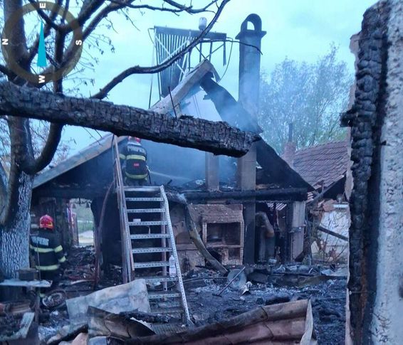 Infern la 3 dimineata  Trei gospodarii in flacari | imaginea 1