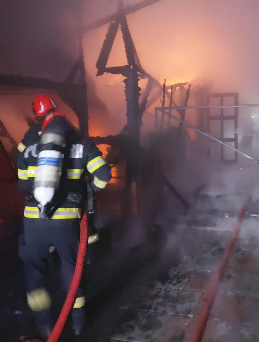 Interventie nocturna  Proprietar ranit si animale moarte in incendiu | imaginea 1