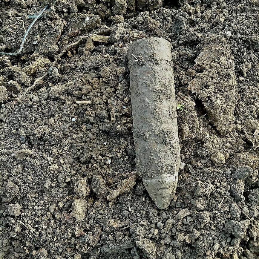 Interventie pirotehnica  Proiectil exploziv descoperit la arat | imaginea 1