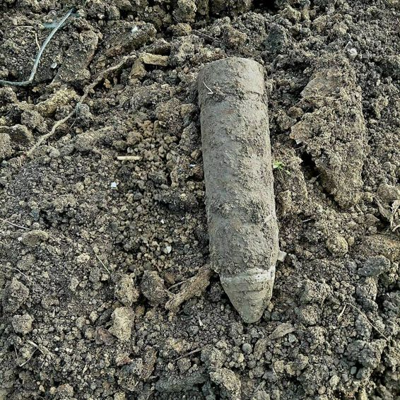 Interventie pirotehnica  Proiectil exploziv descoperit la arat | imaginea 1