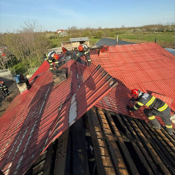 Lupta cu flacarile  Casa salvata de la distrugere totala | imaginea 1