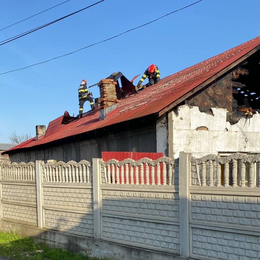 Lupta cu flacarile  Casa salvata de la distrugere totala | imaginea 2