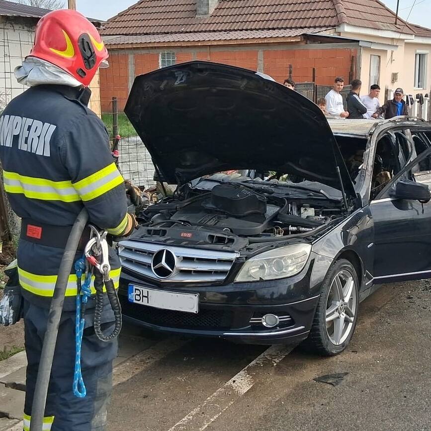 Masina in flacari si arderi ilegale de vegetatie | imaginea 2