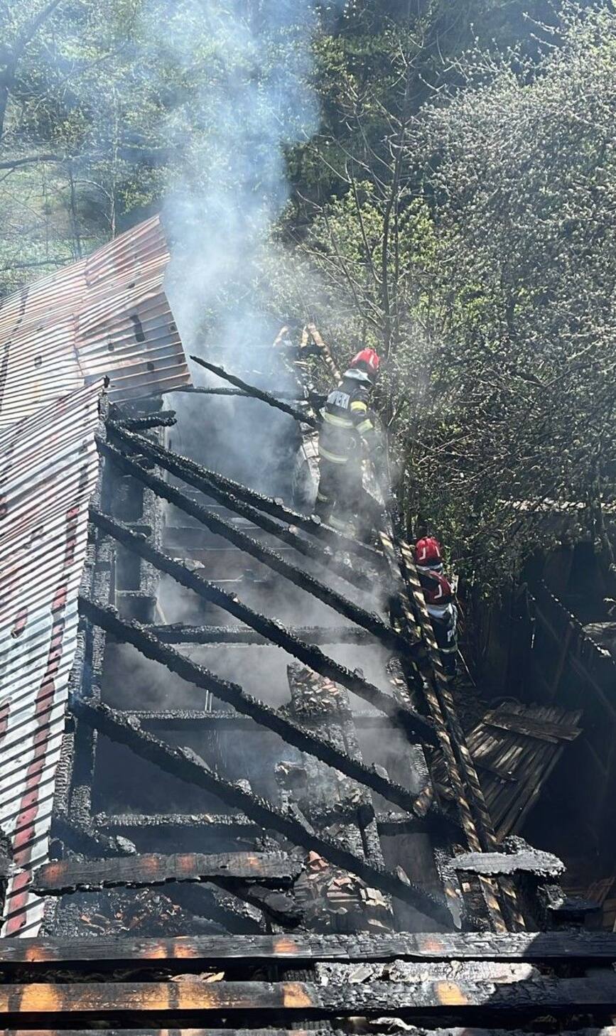 Mobilizare masiva  Casa si anexa cuprinse de flacari | imaginea 1