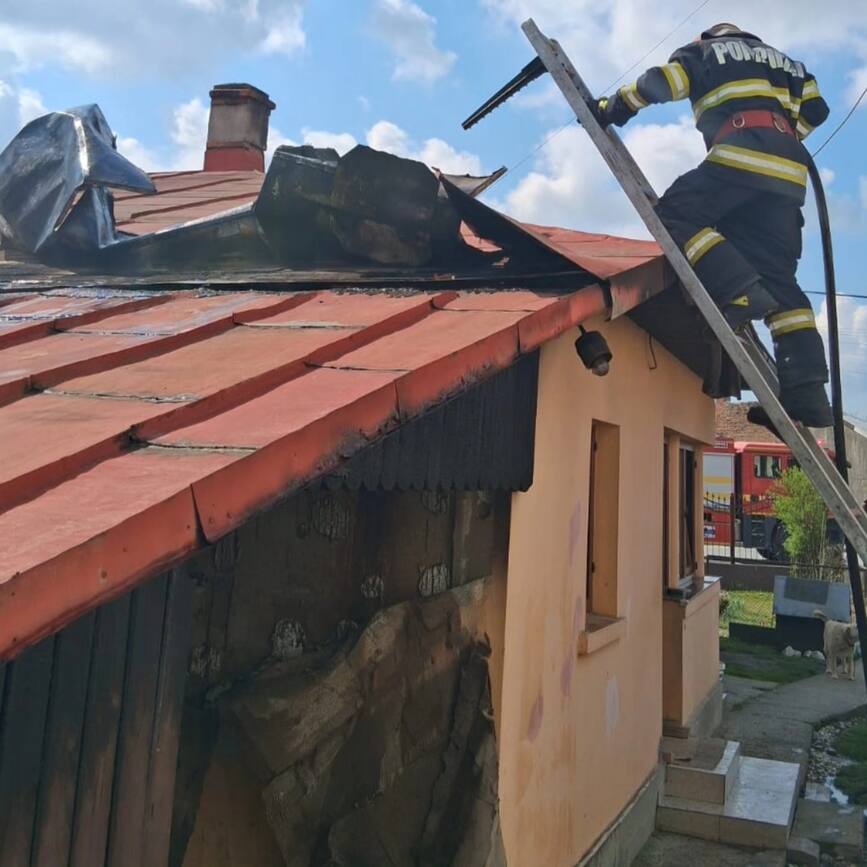Pericol de incendiu  Anexa cuprinsa de flacari chiar langa casa | imaginea 1