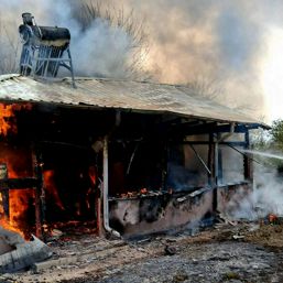 Pompierii au salvat trei butelii si animalele din curte | imaginea 1