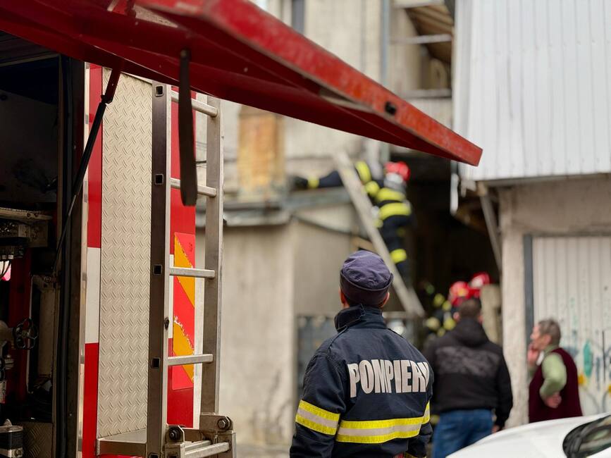 Pompierii din Botosani au salvat o casa | imaginea 1