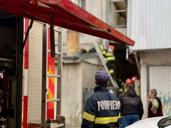Pompierii din Botosani au salvat o casa | imaginea 1