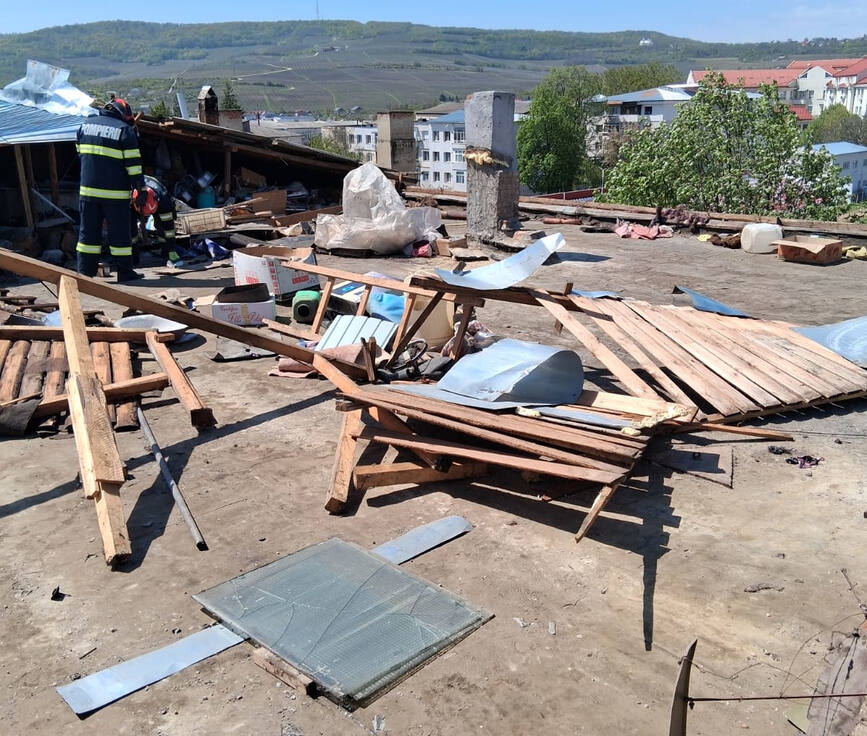 Tragedie la Husi  Victima ucisa de un acoperis smuls de vant | imaginea 1