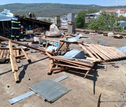 Tragedie la Husi  Victima ucisa de un acoperis smuls de vant | imaginea 1