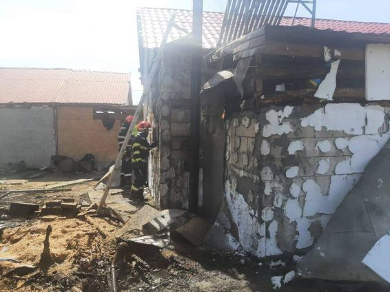 Anexa si masina cuprinse de flacari  din joaca copiilor | imaginea 1