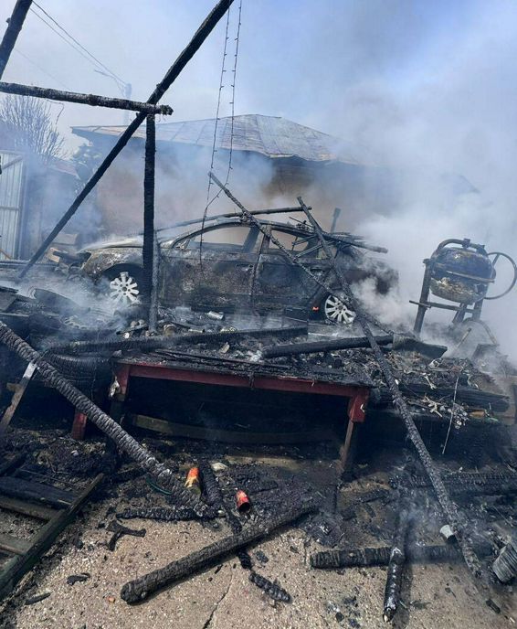 Atentie la scurtcircuite  Garaj si autoturism distruse de foc | imaginea 1