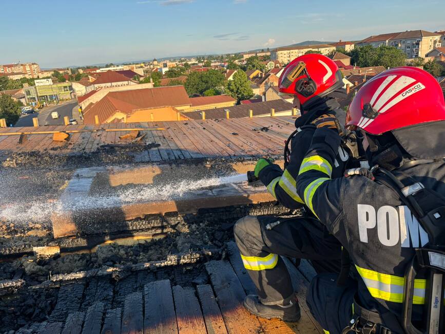 Casa in flacari  Pompierii au salvat la timp doua locuinte vecine | imaginea 1