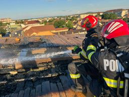 Casa in flacari  Pompierii au salvat la timp doua locuinte vecine | imaginea 1