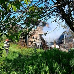 Catel salvat de pompieri dupa o explozie devastatoare | imaginea 1