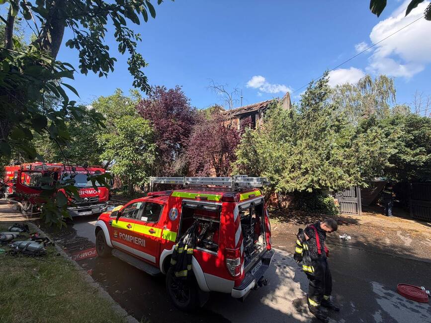 Gest disperat  O femeie a sarit de la mansarda ca sa scape de incendiu | imaginea 1