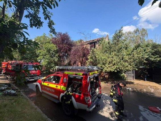 Gest disperat  O femeie a sarit de la mansarda ca sa scape de incendiu | imaginea 1