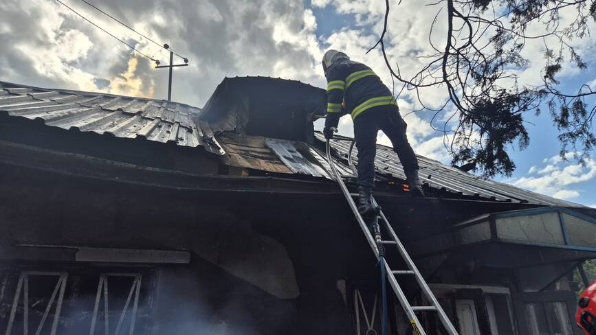Incendiu de amploare in Iasi  Acoperis si deseuri in flacari | imaginea 1