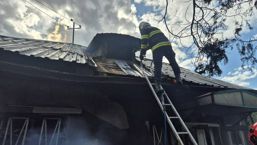 Incendiu de amploare in Iasi  Acoperis si deseuri in flacari | imaginea 1