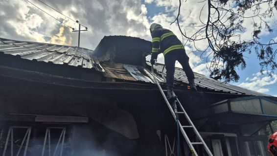 Incendiu de amploare in Iasi  Acoperis si deseuri in flacari | imaginea 1