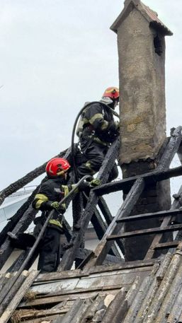 Incendiu de locuinta din cauza jocului copiilor cu focul | imaginea 1
