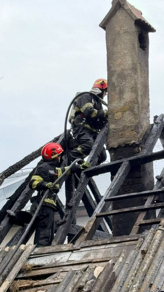 Incendiu de locuinta din cauza jocului copiilor cu focul | imaginea 1