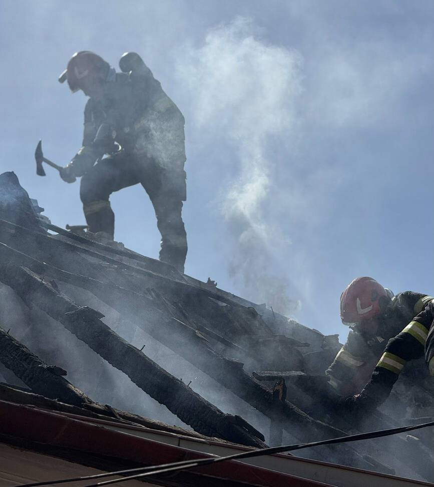 Incendiu devastator in Cluj  Casa si garaj in flacari | imaginea 1
