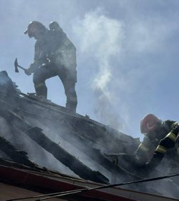 Incendiu devastator in Cluj  Casa si garaj in flacari | imaginea 1
