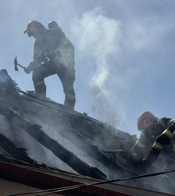 Incendiu devastator in Cluj  Casa si garaj in flacari | imaginea 1