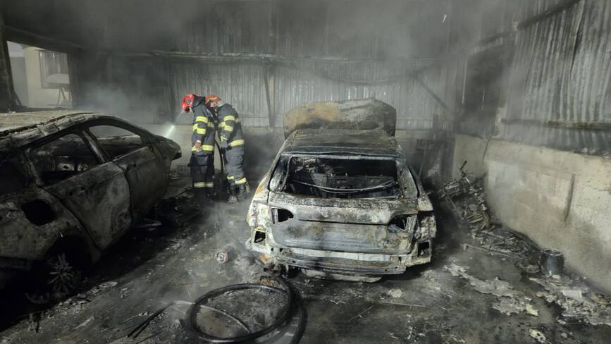Incendiu la un service auto  Masini si anexa distruse de flacari | imaginea 1