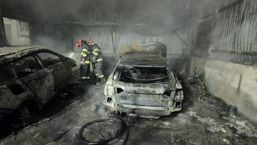 Incendiu la un service auto  Masini si anexa distruse de flacari | imaginea 1