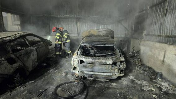 Incendiu la un service auto  Masini si anexa distruse de flacari | imaginea 1