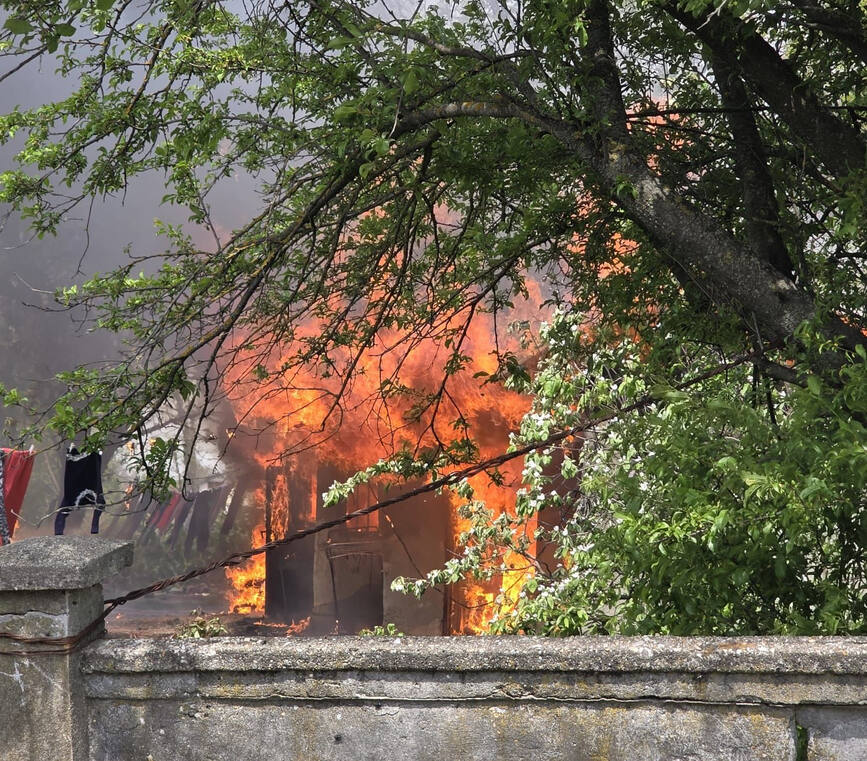 Incendiu violent  Casa si anexe cuprinse de flacari | imaginea 1
