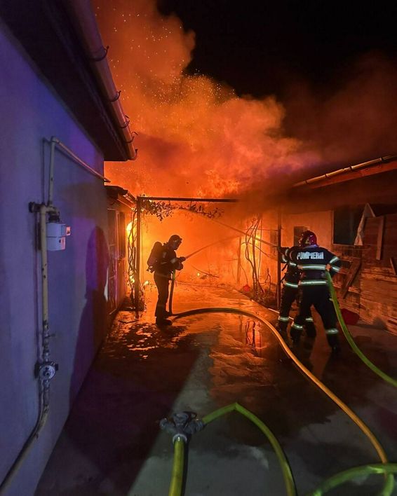 Incendiu violent  Proprietar transportat la spital cu arsuri | imaginea 1