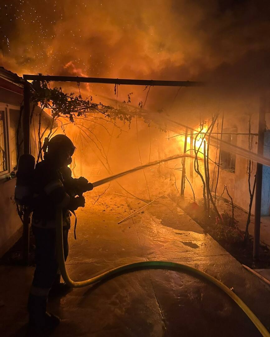 Incendiu violent  Proprietar transportat la spital cu arsuri | imaginea 2