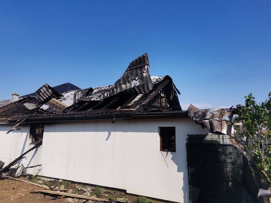 Incendiu violent  Trei barbati raniti in timp ce se luptau cu flacarile | imaginea 1