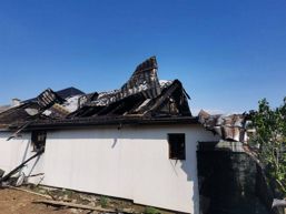 Incendiu violent  Trei barbati raniti in timp ce se luptau cu flacarile | imaginea 1