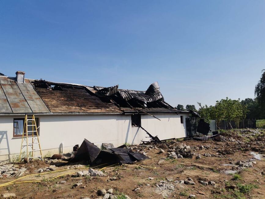 Incendiu violent  Trei barbati raniti in timp ce se luptau cu flacarile | imaginea 2