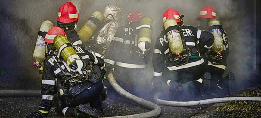 Interventie nocturna pentru limitarea unui incendiu | imaginea 1