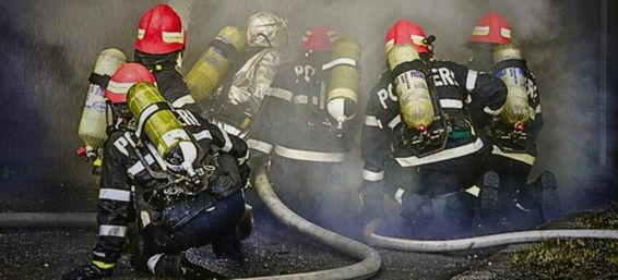 Interventie nocturna pentru limitarea unui incendiu | imaginea 1