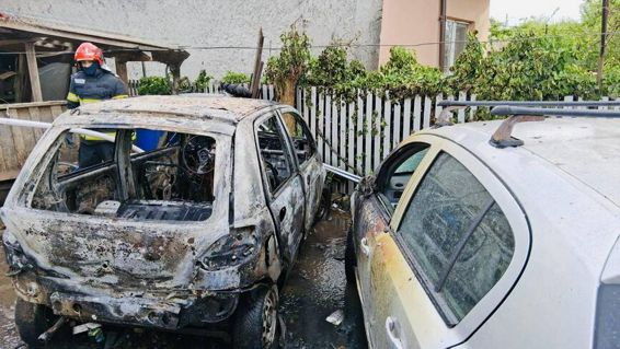 Joaca minorilor cu focul a lasat o familie fara masini | imaginea 1