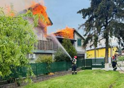 Pompierii au salvat casele vecinilor din calea flacarilor | imaginea 1