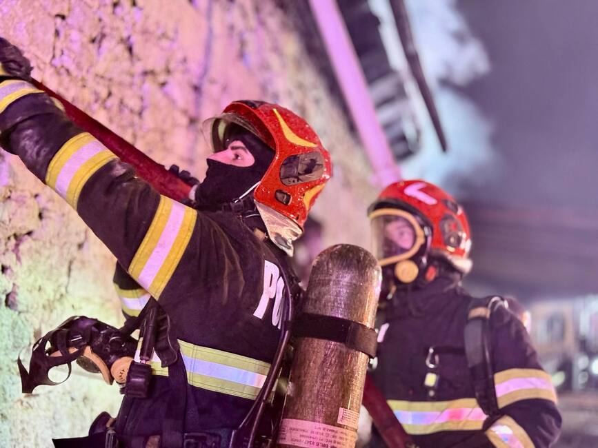 Acoperisul unei case a luat foc in timp ce proprietarii dormeau | imaginea 1