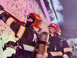 Acoperisul unei case a luat foc in timp ce proprietarii dormeau | imaginea 1
